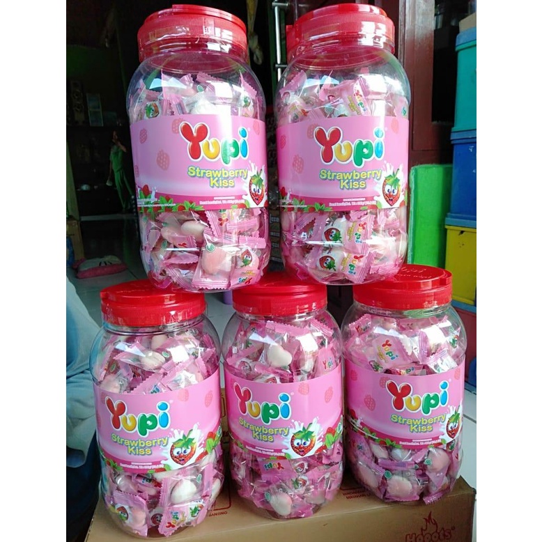 

Yupi Kiss Strawberry Toples 300 gram