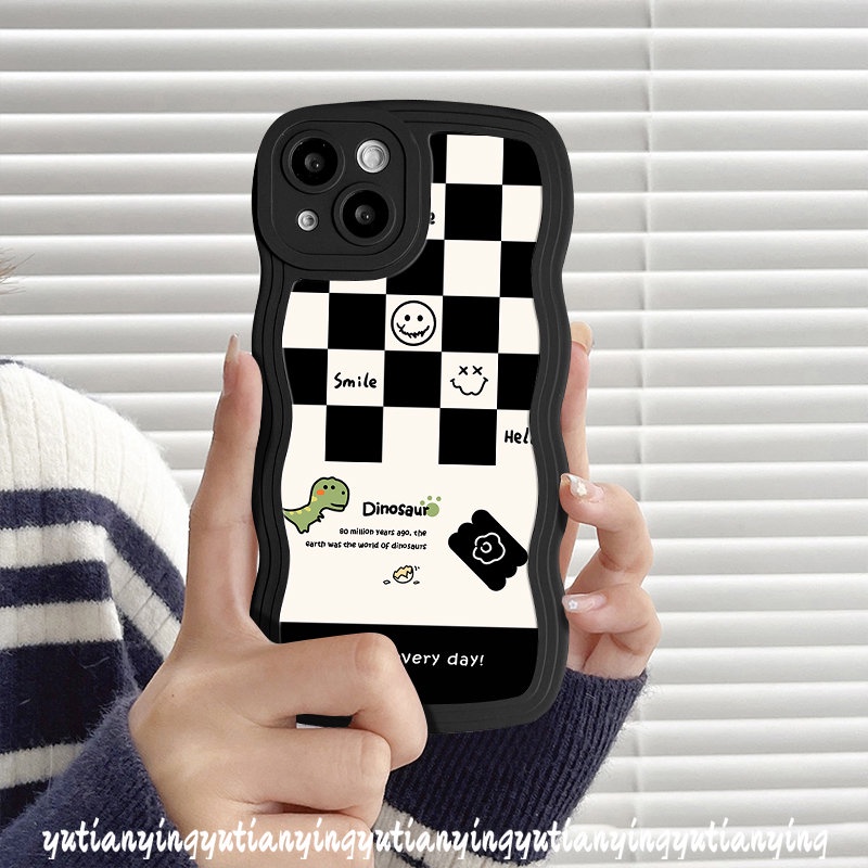 IPHONE Casing Dinosaurus Lucu Kompatibel Untuk Iphone11Xr 7plus 14 13 12 Pro Max 6 6s 8 7 Plus X XS Max SE 2020 14 Plus Tepi Bergelombang Kartun Smiley Chessboard Soft TPU Case