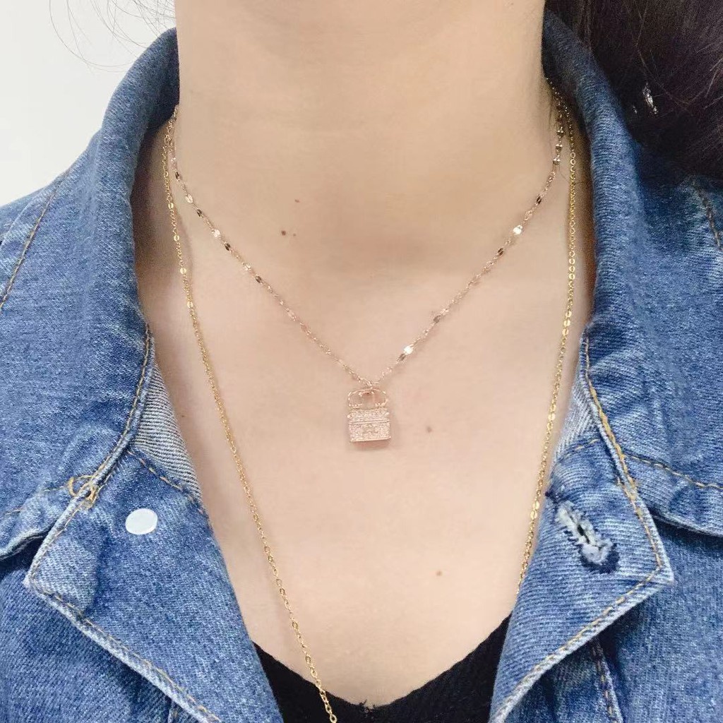 Kalung Pendek Dengan Liontin Berlian Penuh | Kalung Rantai Klavikula | Kalung Bentuk Tas Aksen Berlian Penuh | Kalung Lapis Emas 18K Bahan Titanium Steel | Kalung Zirkon | Anti Alergi Dan Pudar | Hadiah Ulang Tahun