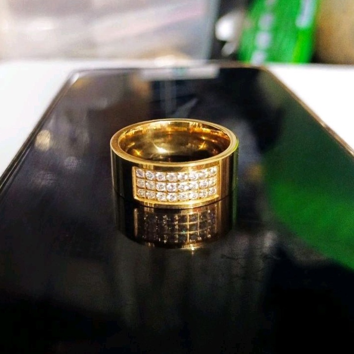 Cincin Titanium mewah permata Gold Anti Karat