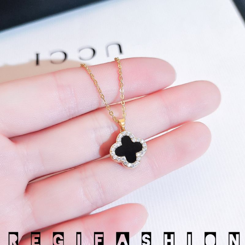 Kalung Wanita Titanium Kalung Wanita Liontin Clover Hitam Kalung Wanita Korea Anti Karat Tidak Luntur