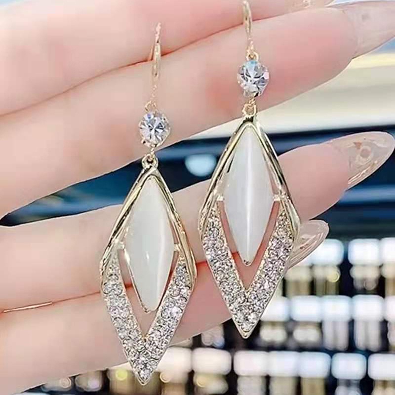 [AYBx] Baju Kaos Distro Pria Wanita Lengan Pendek Anting Geometris Panjang Temperamen Fashion Desain Peri Hias Berlian Kait Telinga Untuk Wanita