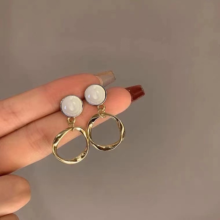 Anting Lingkaran Korea Temperamen Perempuan High-End Jarum Perak ins Gaya Anting Hitam2022 Gaya Baru Rasa Desain Trendi