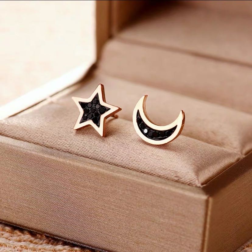 Anting Bentuk Bulan Bintang Asimetris Bahan Titanium Steel Warna Rose Gold Gaya Korea