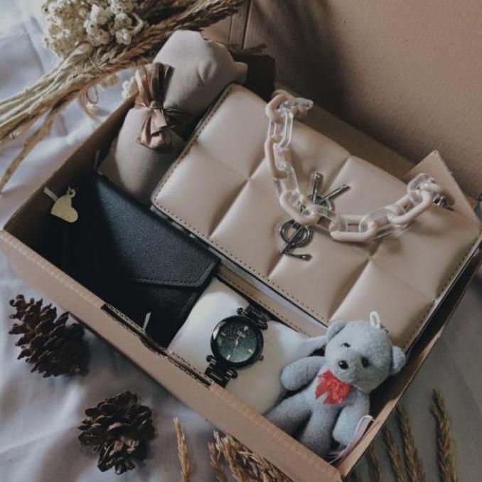 

HAMPERS GIFT BOX TAS CEWE PREMIUM | KADO ULANGTAHUN ANNIVERSARY WISUDA HR646541T