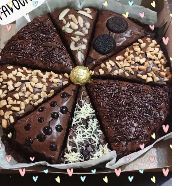 

♢ Fudgy Brownies Dark Coklat model Pizza, diameter 20cm ◘