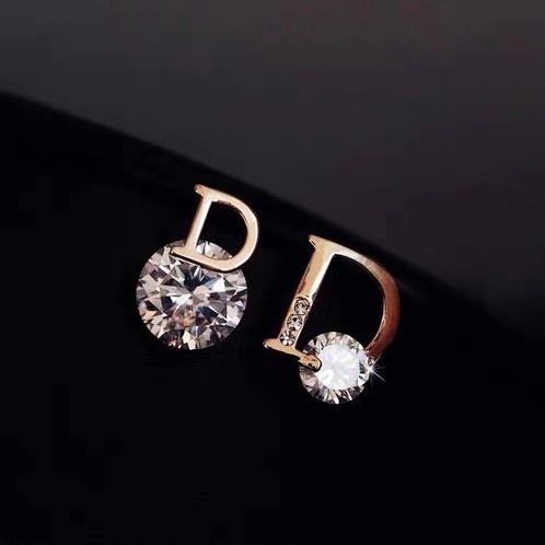 Anting Tusuk Asimetris Desain Huruf Hias Berlian Imitasi Bahan Stainless Steel Hypoallergenic Untuk Wanita