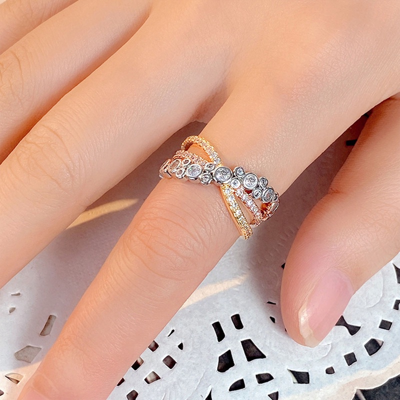 Cincin Kawin Wanita Desain Tiga Warna Mewah Bertatahkan Bling Putih Cubic Zirconia Fancy Cross Finger Rings Perhiasan Khusus Diminati