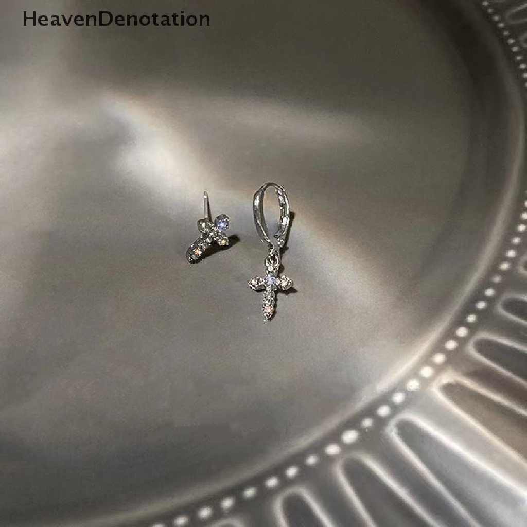 [HeavenDenotation] Kepribadian Asimetris Cross Stud Earrings Untuk Wanita Zirkon Mengkilap Liontin Salib Hoop Earring Hip Hop Punk Fashion Ear Studs Perhiasan Aksesoris HDV