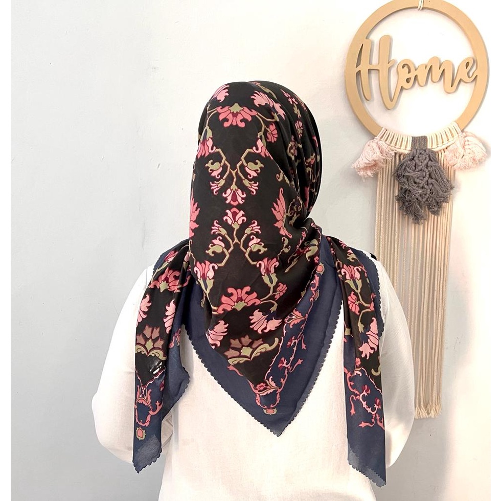 HIJAB SEGI EMPAT VOAL MOTIF BUNGA MERAMBAT BATIK