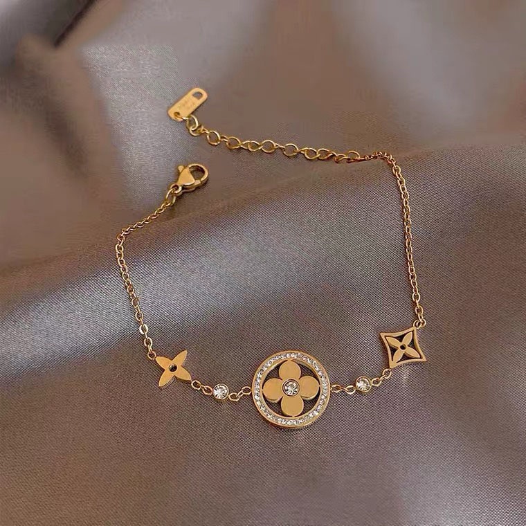 Gelang Desain Bunga Clover Hollow Bahan Titanium Steel 316L Lapis Rose Gold 18K Anti Alergi