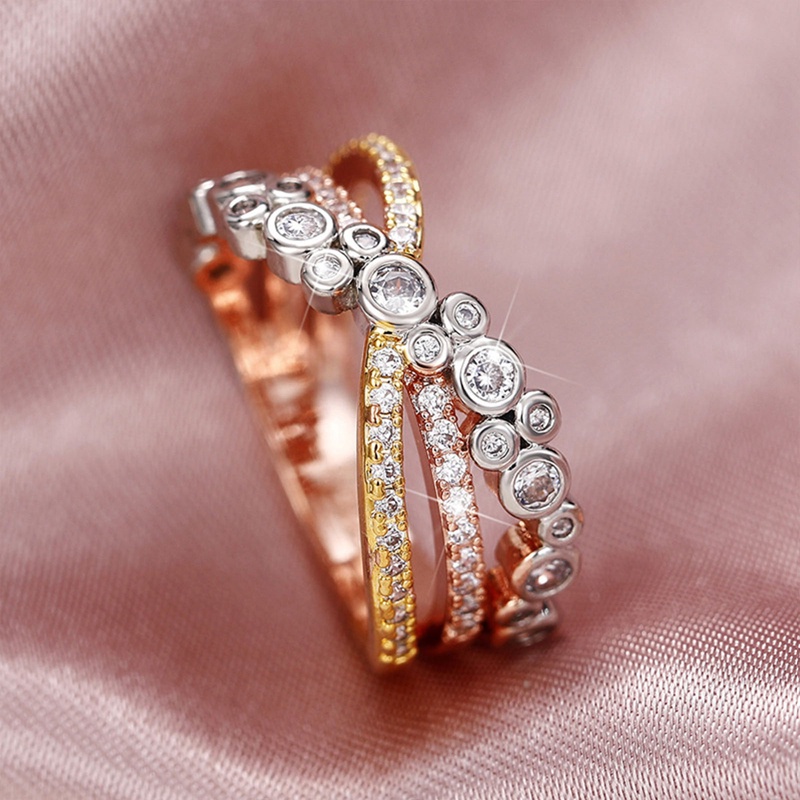 Cincin Kawin Wanita Desain Tiga Warna Mewah Bertatahkan Bling Putih Cubic Zirconia Fancy Cross Finger Rings Perhiasan Khusus Diminati