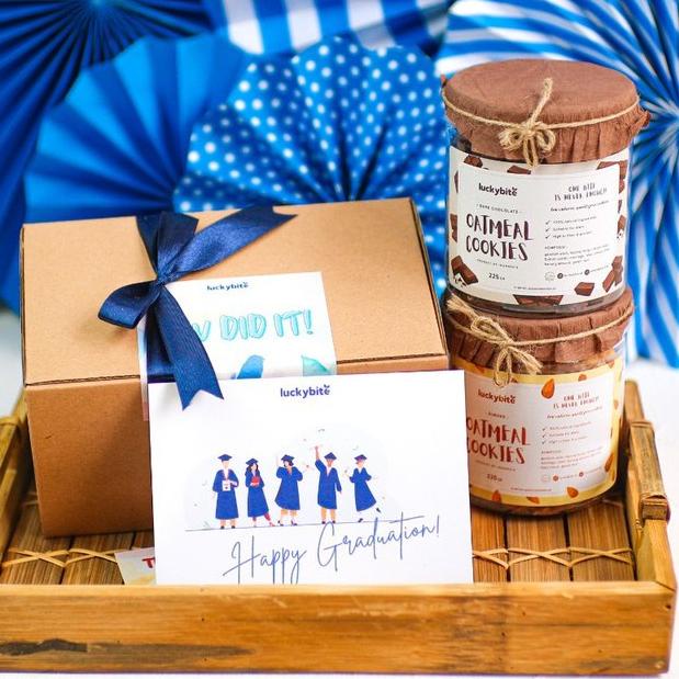 

☪ Graduation Hampers / Hampers Wisuda - Oatmeal Cookies 2 Jar + FREE Greeting Card + Pita ♪