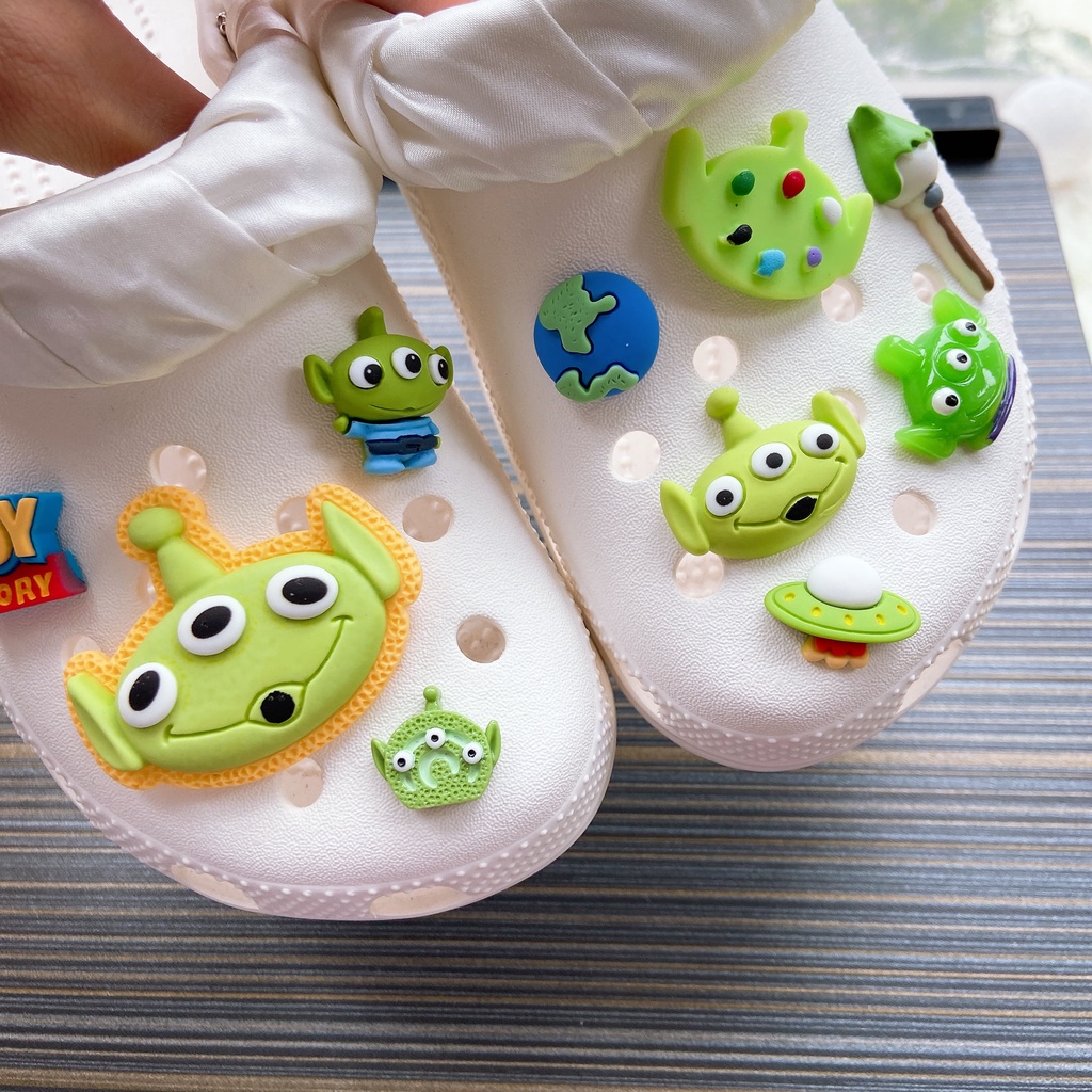 @shinydiy 10pcs Toy Story Alien Crocs Jibbitz Shoes Charm Sandal Aksesoris Sepatu Hias【asesoris wanita｜crocs jibbitz】