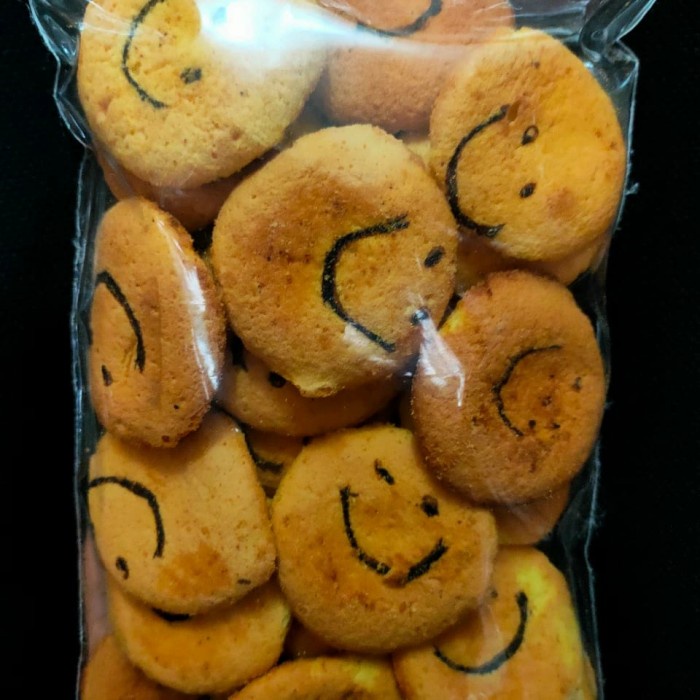 

BOLU SENYUM atau BOLU KERING TERENAK 150gr