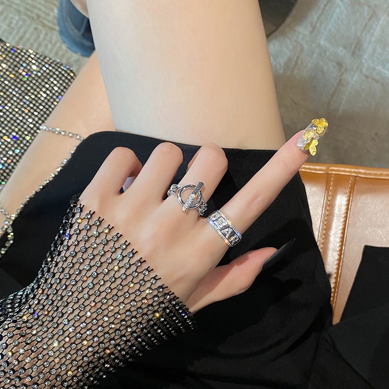 Cincin Pembukaan Huruf Berlian glitter Wajah Lebar Anti Karat Aksesori Korea Wanita