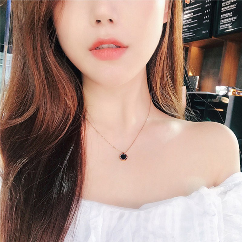 Kalung Rantai Pendek Dengan Liontin Batu Agate Bulat Angka Romawi Warna Hitam Untuk Wanita | Kalung Rose Gold 18k | Kalung Bahan Stainless Steel | Kalung Bahan Titanium Steel