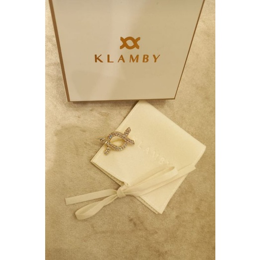 ALICE BROOCH WEARING KLAMBY