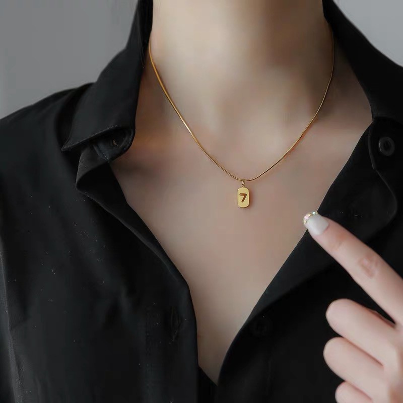 Kalung Dengan Liontin Angka 7 | Aksesoris Bahan Titanium Steel 18K Warna Rose Gold | Perhiasan Bahan Stainless Steel