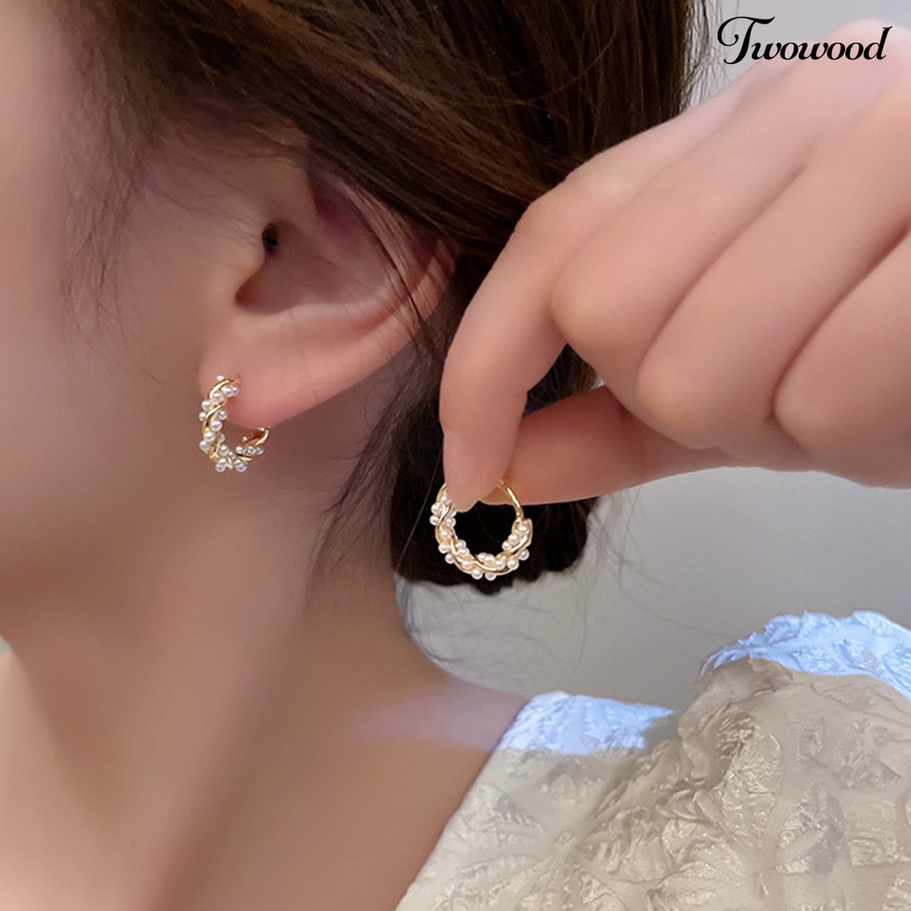 Twowood 1pasang Anting Hoop Cahaya Mewah Temperamen Mutiara Imitasi Minimalis Geometris Hias Hadiah Wanita Anting Lingkaran Perhiasan Pesta Aksesori Fashion