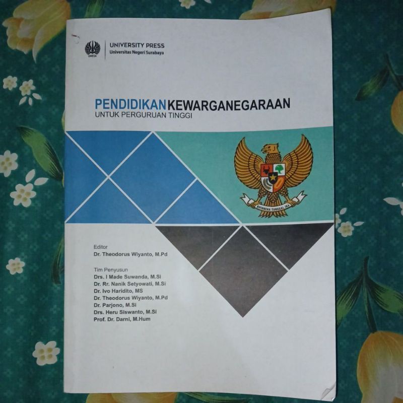 

(PRELOVED) Buku Paket Pendidikan Kewarganegaraan UNESA Edisi Revisi 6/2019