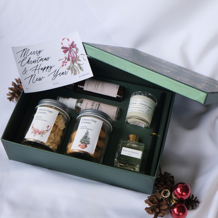 

Aurora Large Hardbox Hampers With Gold Foil For Christmas Lebaran 074