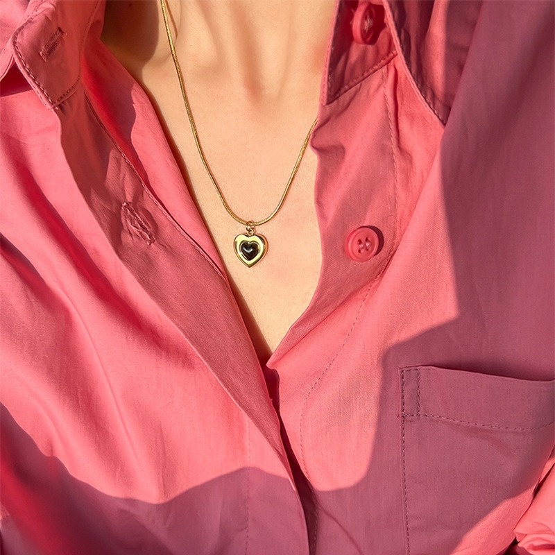 Kalung Rantai Klavikula Desain Hati Hitam Bahan Titanium Steel Gaya Retro Untuk Wanita