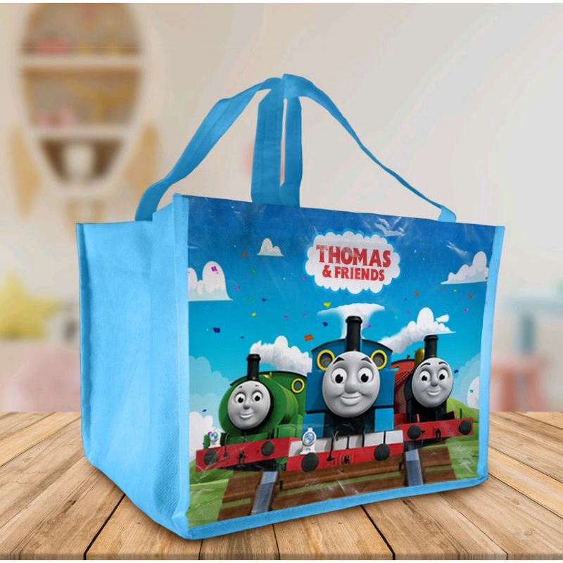 

TAS SPUNBOND TAS BENTO TAS ULTAH UKURAN T21 P27 L18 GAMBAR THOMAS