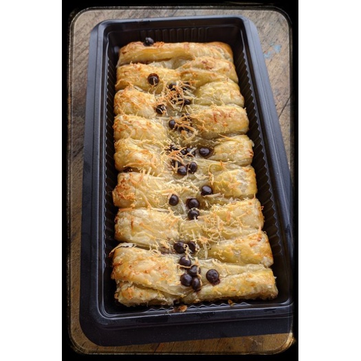 

strudel pastry isian pisang coklat keju jajanan oleh-oleh