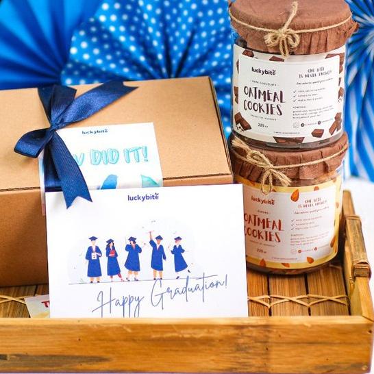 

✺ Graduation Hampers / Hampers Wisuda - Oatmeal Cookies 2 Jar + FREE Greeting Card + Pita ➨