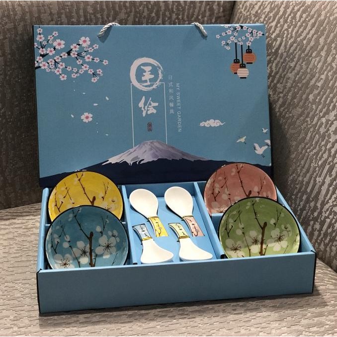 

Gift Set Mangkok Keramik Motif Sakura Isi 4 + Sendok Hampers Lebaran