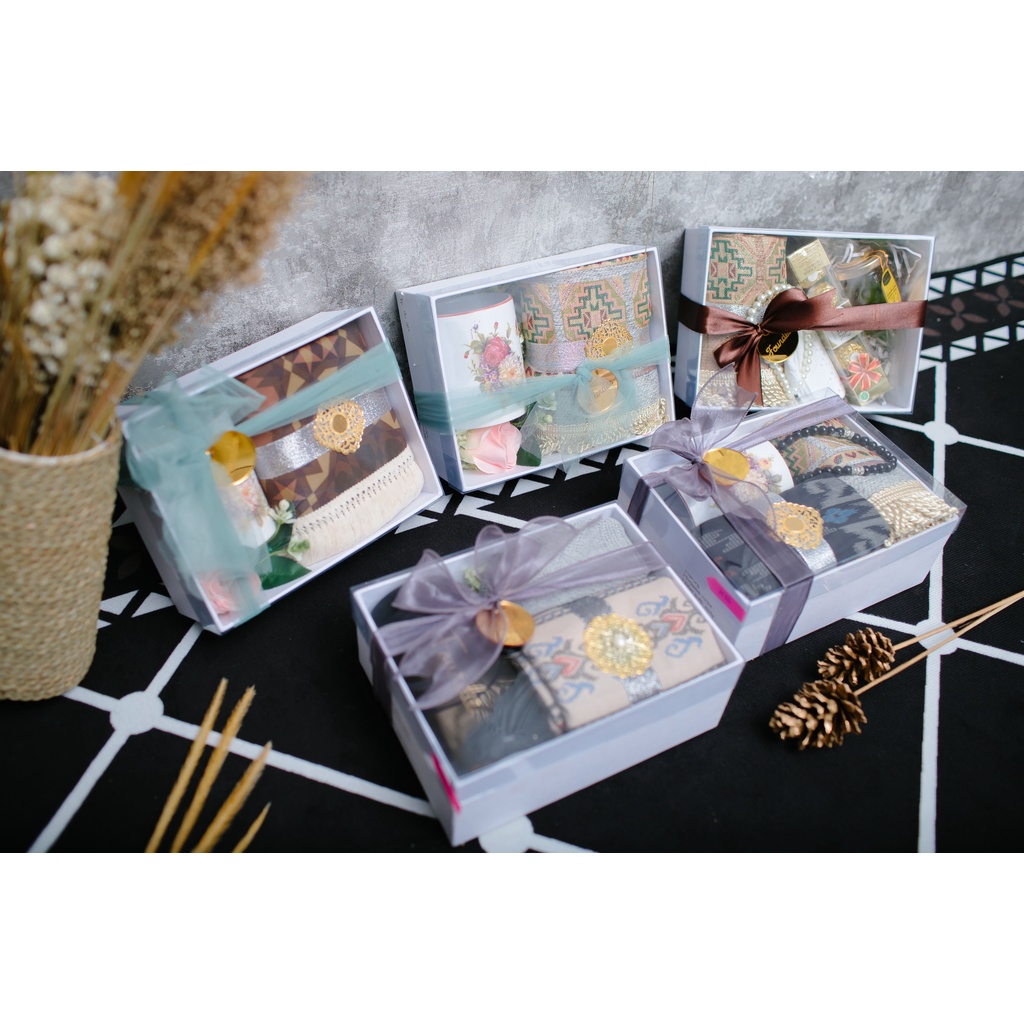 

BOX PUTIH PITA NAVY - H 19