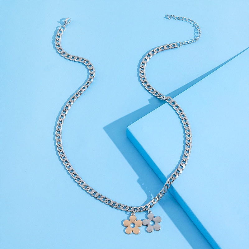 Modis Sen Seri Cahaya Mewah, Angka Kecil Kontras Warna Emas Dan Perak, Liontin Bunga Empat Kelopak Manis, Kalung Segar Kecil