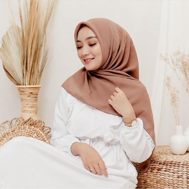 Bella Square Premium Polycotton 115 x 115 Jahit Neci Rapi / Hijab Segi Empat Termurah / Kerudung Polos