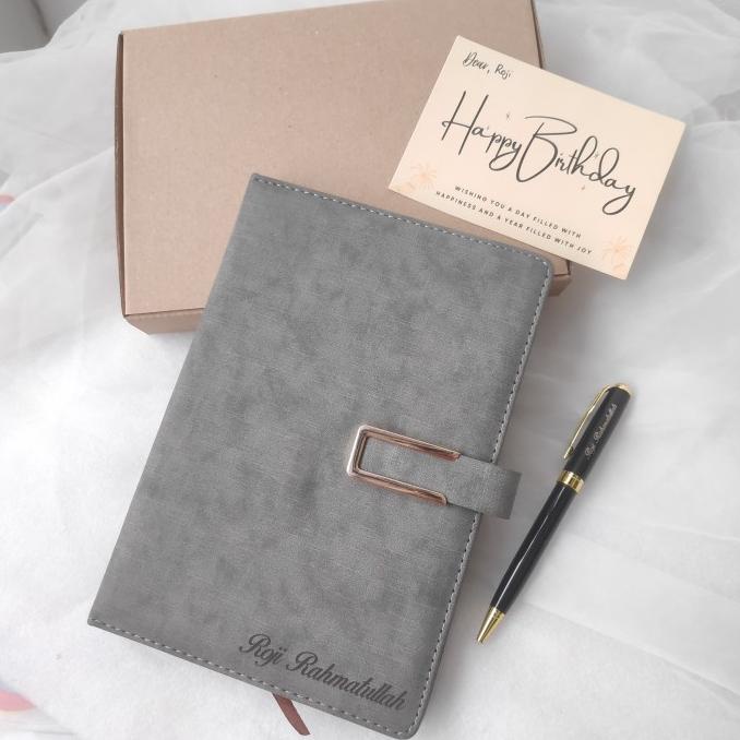 

Paket Kado Hampers Notebook Agenda Custom Nama dan Pena Custom Premium TERMURAH