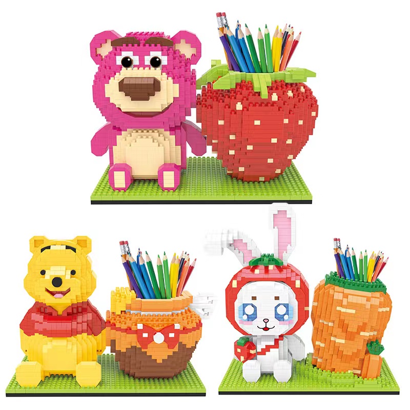 Partikel Kecil Rakitan Blok Bangunan Kompatibel Lego Winnie the Pooh Strawberry Bear Pen Holder Mainan Edukasi Anak Handmade