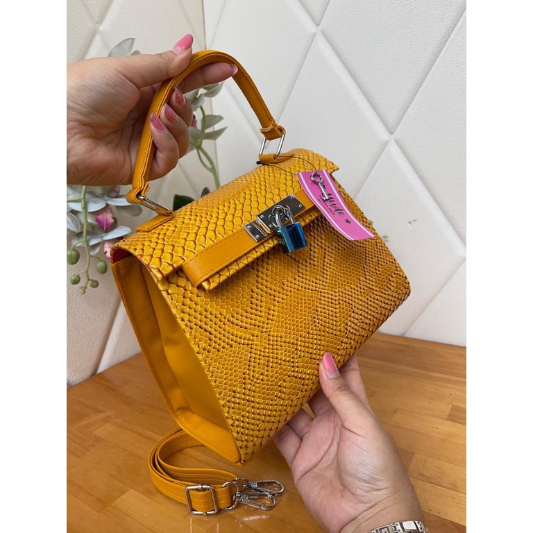 TAS SELEMPANG WANITA TERBARU BAHAN ULAR UK 20X16 CM FREE GEMBOK