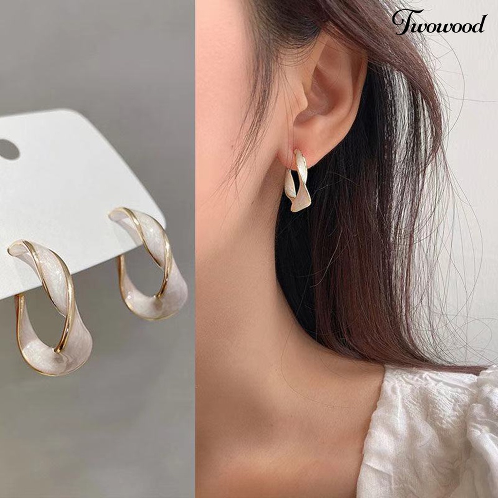 Twowood 1pasang Ladies Earrings Retro Stud Type Twisted Metal Ring Bergelombang Indah Fashion Hoop Earrings Perhiasan Aksesoris