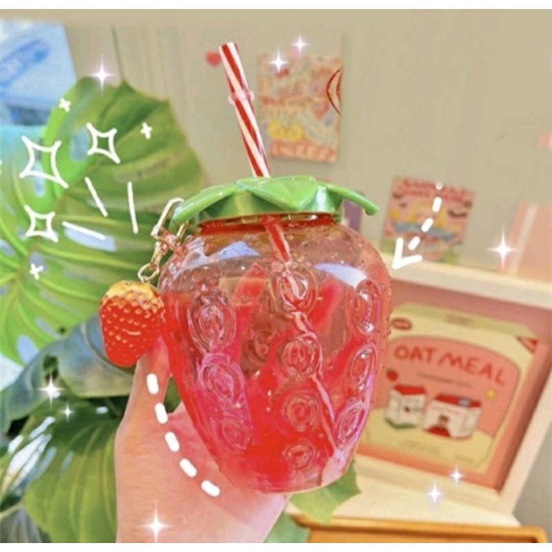 Botol Minum Infuse Strawberry Straw Plastic Cup dengan Aksesoris Gantungan Botol Air