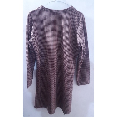 Baju kuliah muslimah bahan kaos pink kotak-kotak kecil