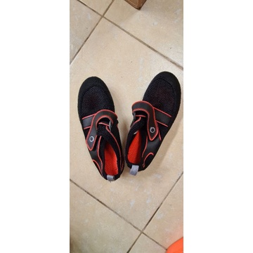 Sepatu Decathlon size 40-41 murah bagus second.