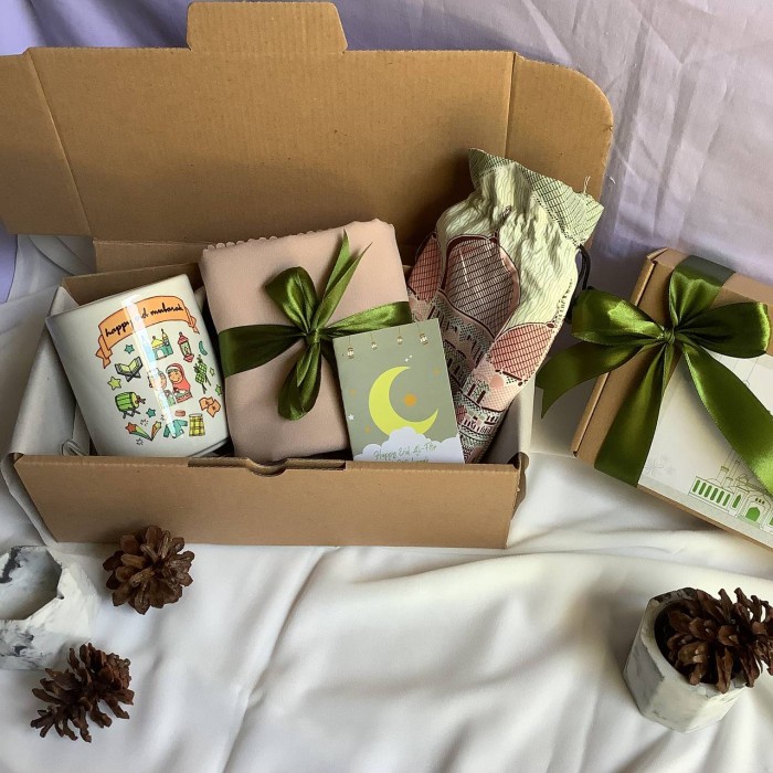 

Hampers Ramadhan/ Hampers Lebaran Mug+ Bella Square+Sajadah travel