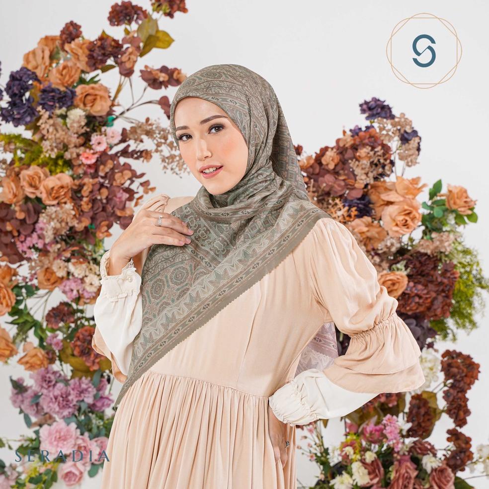 [ART. 405269] Seradia x Adelia Pasha - Hijab Segi Empat Ganeeta Scarf