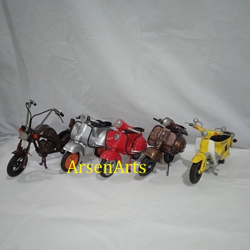 Miniatur Motor Harley Vespa Skuter Honda C70 Bahan Logam Anti Karat Pajangan dan Koleksi