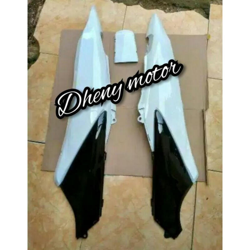 Body belakang supra x 125 lama putih