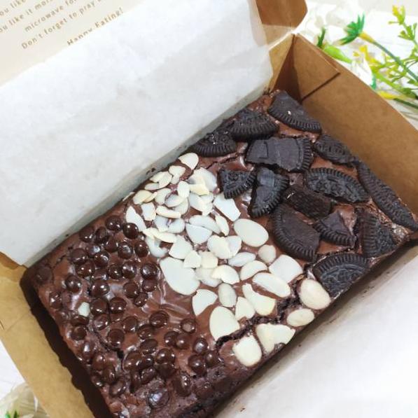 

✤ Brownies Bella Brownies Panggang Premium MELTED Almond Oreo Chips II HAMPERS LEBARAN 2022 ➭