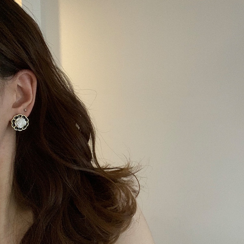 High-end Retro Camellia Earrings Anting Perempuan Influencer Perancis Temperamen Anting Jarum Perak Trendi