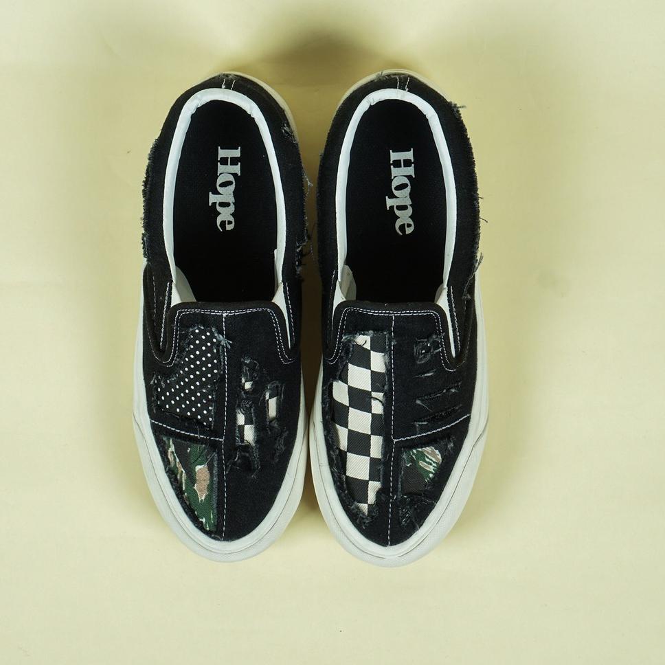 CHEKOUT HOPE BLACK BORED SEPATU SLIP ON