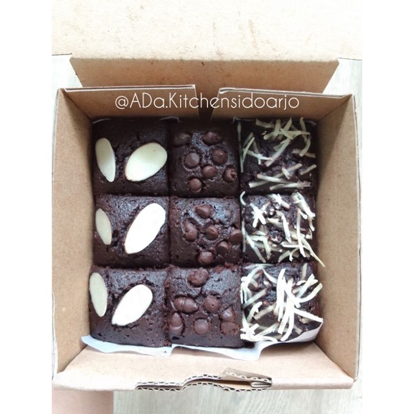 

Brownies Fudgy Mini 10x10 isi 9 (Free Pita)