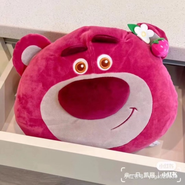 

Jual Bantal Boneka Lotso Senyum Lembut Bahan Plush - Maron Diskon